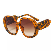 Load image into Gallery viewer, Ella Vintage Oversized Sunglasses
